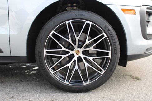 Certified 2024 Porsche Macan image 14