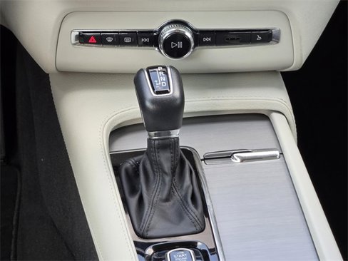 Used 2022 Volvo XC90 T5 Momentum w/ Climate Package image 15