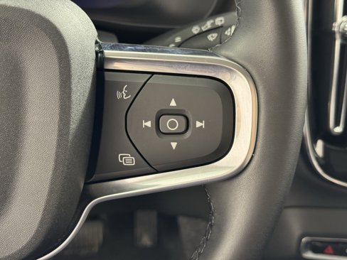 Certified 2025 Volvo XC40 B5 Core image 30