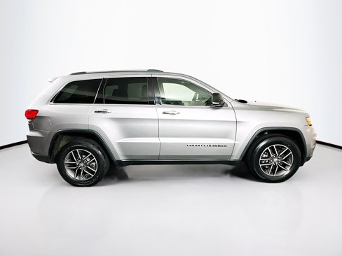 Used 2018 Jeep Grand Cherokee Limited image 10