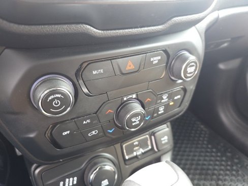 Used 2018 Jeep Renegade Latitude w/ Cold Weather Group image 23