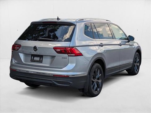 Used 2024 Volkswagen Tiguan SE image 2