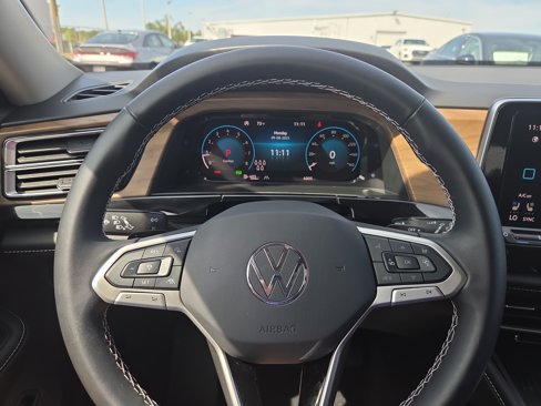 Used 2025 Volkswagen Atlas SE image 11