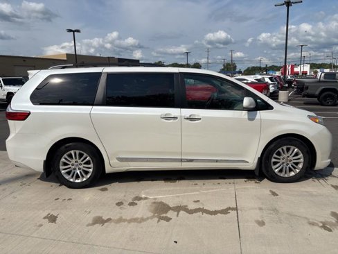 Used 2016 Toyota Sienna L image 10