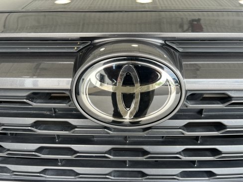 Used 2022 Toyota RAV4 XLE Premium image 6