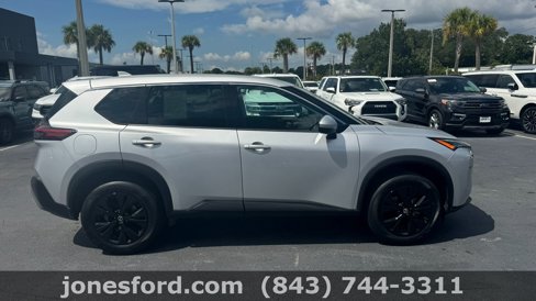 Used 2021 Nissan Rogue SV image 2