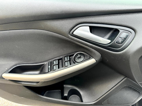 Used 2016 Ford Focus Titanium w/ Titanium Technology Package image 28