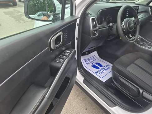 Used 2023 Kia Sorento LX image 6