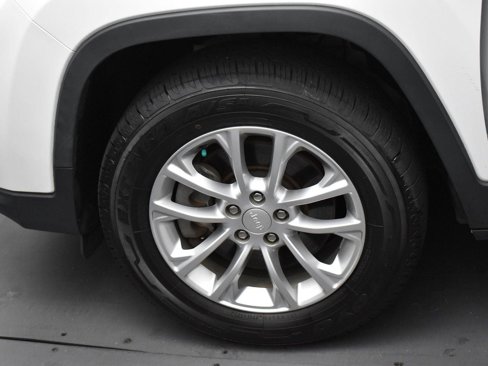 Used 2019 Jeep Cherokee Latitude w/ Popular Appearance Group image 32