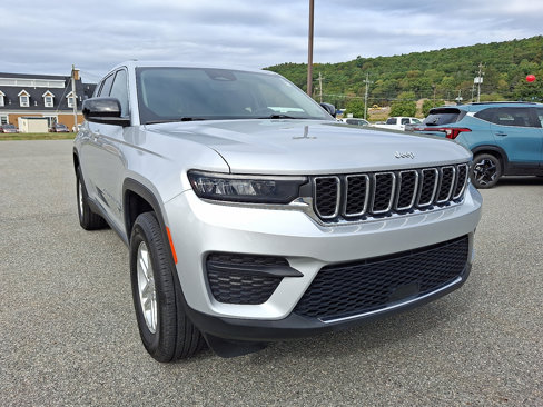Used 2023 Jeep Grand Cherokee Laredo image 2