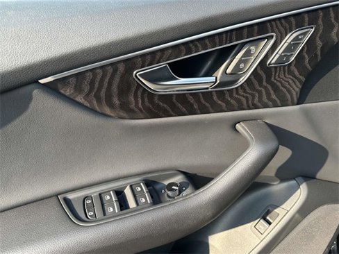 Used 2022 Audi Q8 Premium image 20