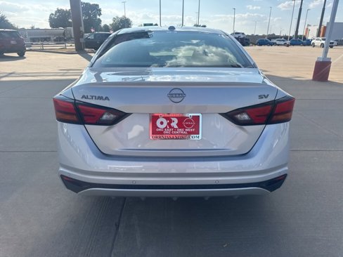 Used 2024 Nissan Altima 2.5 SV image 4