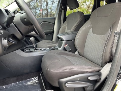 Used 2019 Jeep Cherokee Latitude w/ Popular Appearance Group image 10