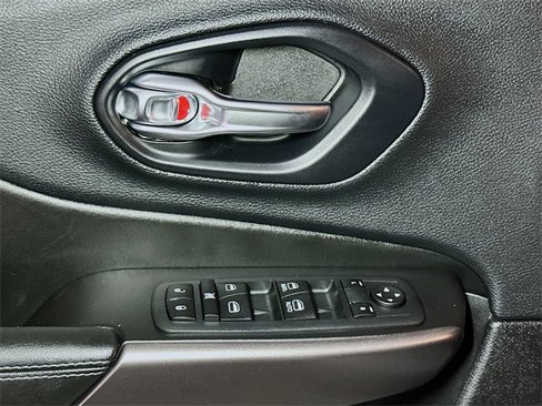 Used 2020 Jeep Cherokee Latitude Plus w/ Cold Weather Group image 15