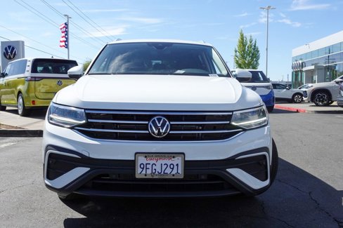 Used 2024 Volkswagen Tiguan SE w/ Panoramic Sunroof Package image 2