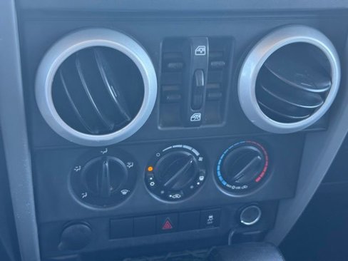 Used 2010 Jeep Wrangler Unlimited Sahara image 30
