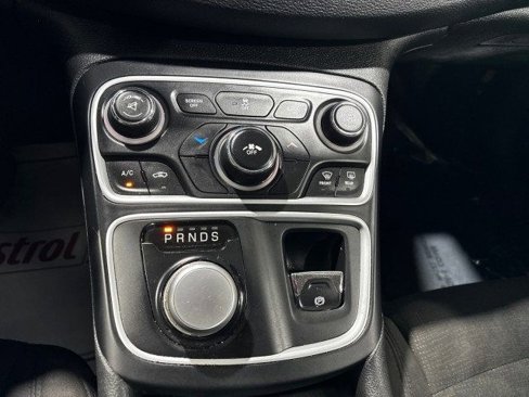 Used 2016 Chrysler 200 Limited image 14