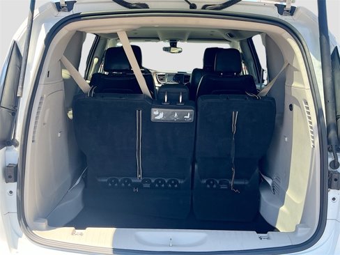 Used 2018 Chrysler Pacifica Touring-L image 26