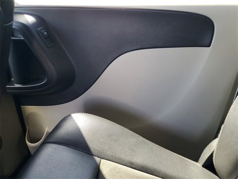 Used 2019 Dodge Grand Caravan SXT image 15