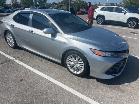 Used 2018 Toyota Camry XLE image 3
