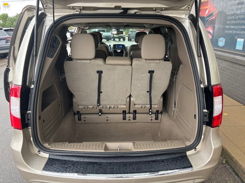 Used 2015 Chrysler Town & Country Touring-L image 4