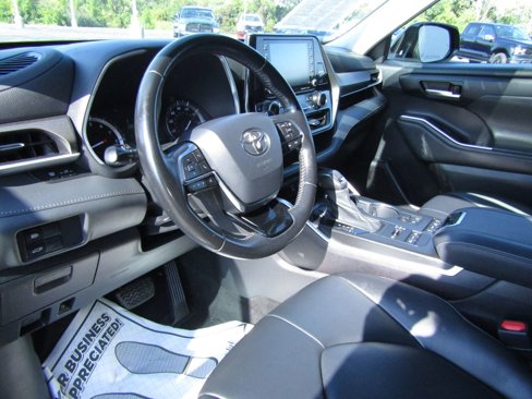 Used 2021 Toyota Highlander XLE image 9