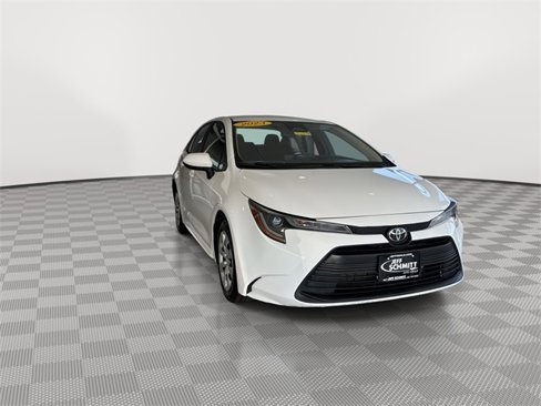 Used 2023 Toyota Corolla LE image 3