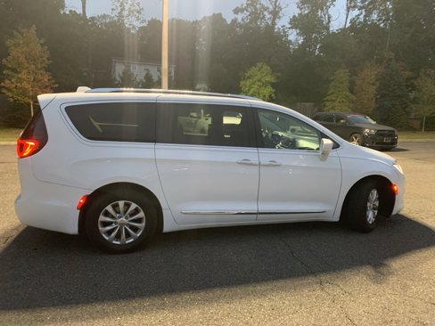 Used 2019 Chrysler Pacifica Touring-L image 6