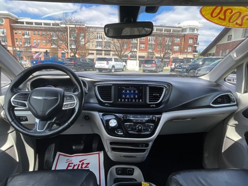 Used 2020 Chrysler Pacifica Touring-L image 12