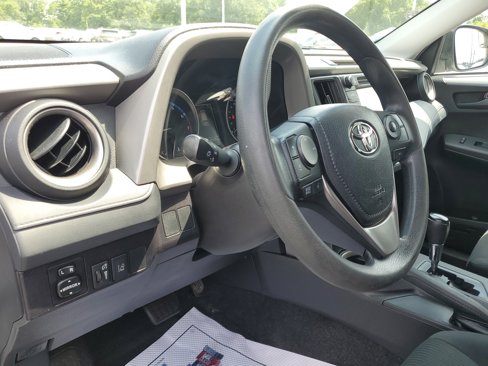 Used 2018 Toyota RAV4 LE image 15