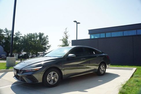 New 2025 Hyundai Elantra SE image 4