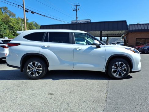 Used 2023 Toyota Highlander XLE image 2