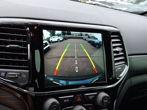 Used 2019 Jeep Grand Cherokee Laredo image 22