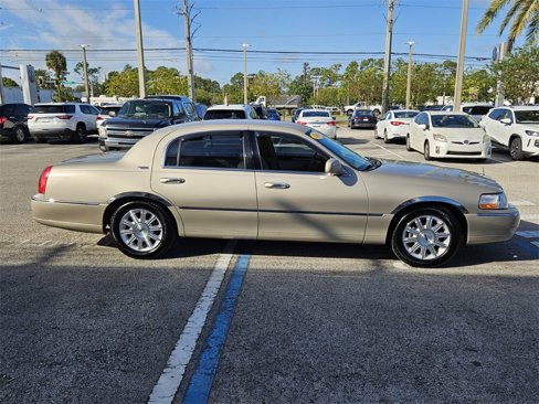 Used 2008 Lincoln Town Car Signature Limited image 16