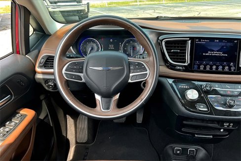 Used 2018 Chrysler Pacifica Limited image 8