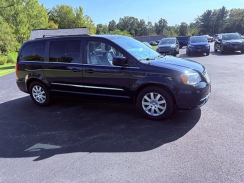 Used 2015 Chrysler Town & Country Touring image 4