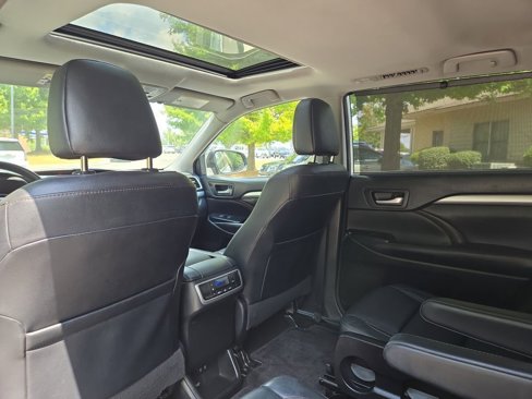 Used 2018 Toyota Highlander XLE image 18