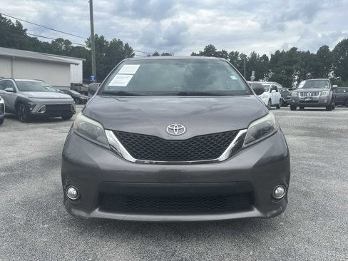 Used 2016 Toyota Sienna SE Premium image 3