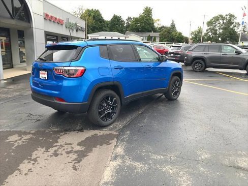 Used 2025 Jeep Compass Latitude w/ Altitude Special Edition image 8