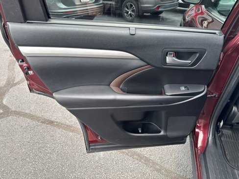 Used 2019 Toyota Highlander XLE image 19