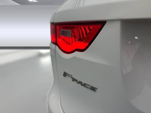 Used 2018 Jaguar F-PACE Premium image 11