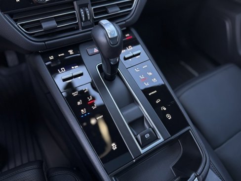 Certified 2025 Porsche Macan image 20