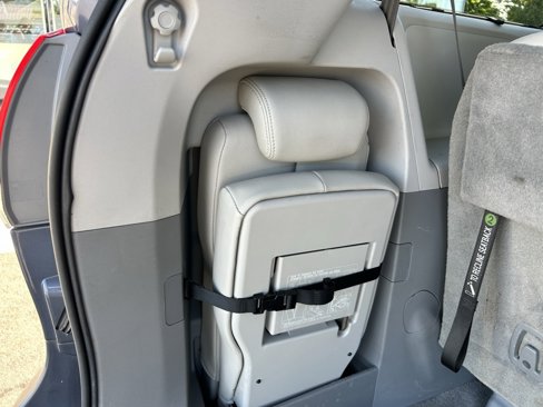 Used 2014 Toyota Sienna XLE image 32