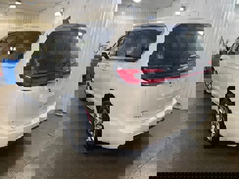 New 2025 Chrysler Pacifica Select image 5