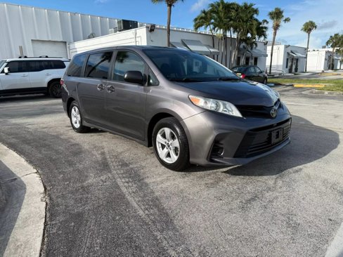 Used 2019 Toyota Sienna L image 2