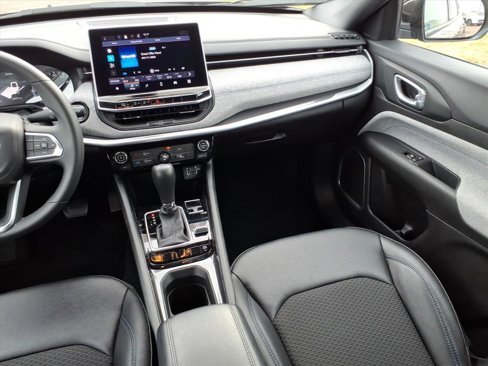 Used 2024 Jeep Compass Latitude image 11