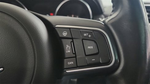 Used 2017 Jaguar XE Premium image 25