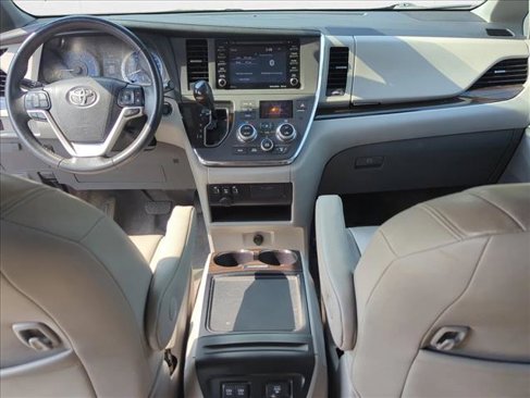 Used 2018 Toyota Sienna XLE image 15