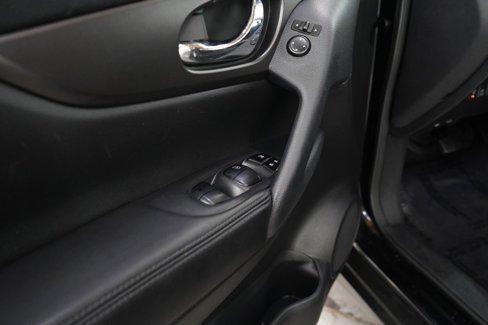 Used 2014 Nissan Rogue SV w/ SV Premium Package image 16
