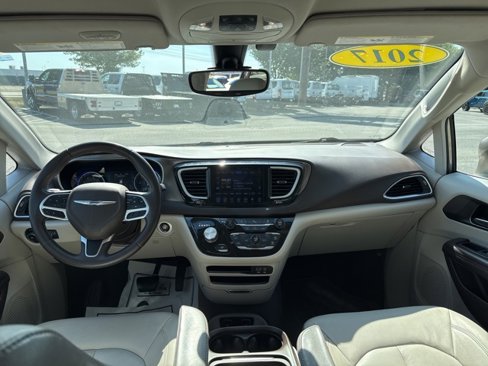 Used 2017 Chrysler Pacifica Touring-L image 9